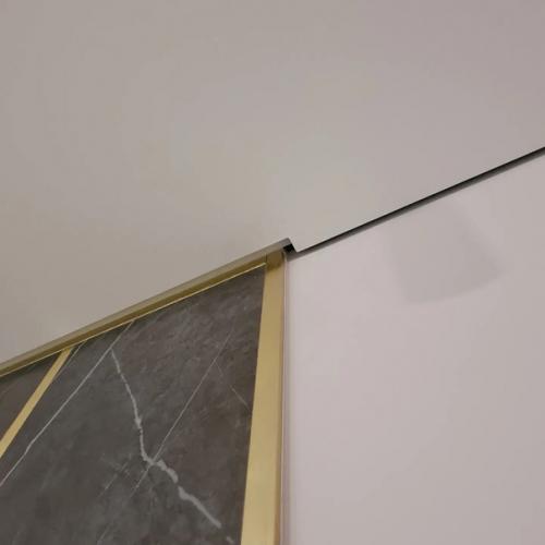 Подсветкой потолка иногда подчеркивают не весь периметр комнаты, а только одну, две или три стены. 02