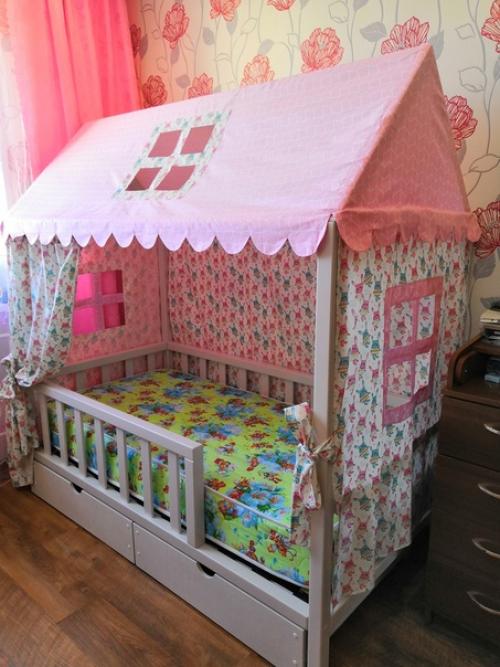 Интерьер в детской комнате у всех разный, но кроватка домик одинаково удачно впишется в любой из них! 04