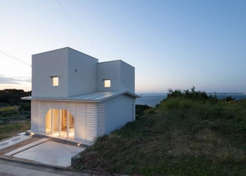 Дом на острове авадзи между островами Хонсю и Сикоку, недалеко от Осаки имеет деревянное крыльцо в форме дома. 01 Дом на острове авадзи между островами Хонсю и Сикоку, недалеко от Осаки имеет деревянное крыльцо в форме дома. 01