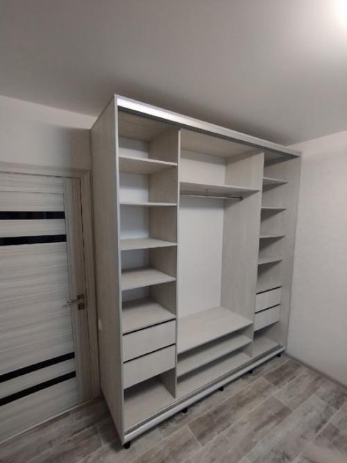 Чаще всего наполнение большого шкафа в спальню продумывают сразу для двух супругов. 02 Чаще всего наполнение большого шкафа в спальню продумывают сразу для двух супругов. 02