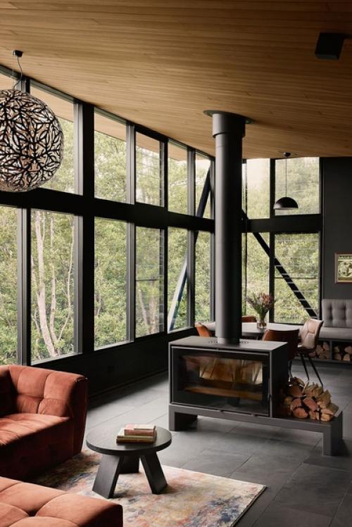 Дом был спроектирован со стеклянными стенами в основной гостиной и спальнях - чтобы максимально наслаждаться природой. 05