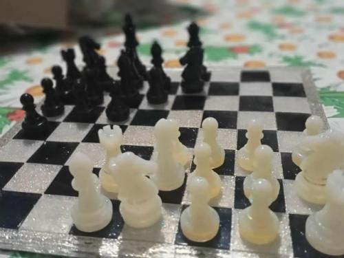 Почти в каждом доме небольшой деревни алтат теперь есть красивые изделия из смолы. 04