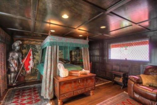 Внутри этого неприметного дома скрывается роскошный замок эпохи возрождения. 07