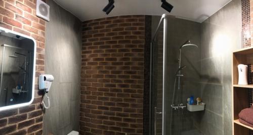 Белый матовый потолок может иметь суперский внешний вид и без двухуровневых конструкций, и даже без современных и стильных световых линий. 02