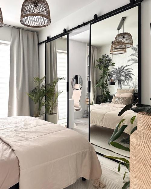 Уютная современная квартира с открытым балконом, зелеными растениями и плетеным декором. 05