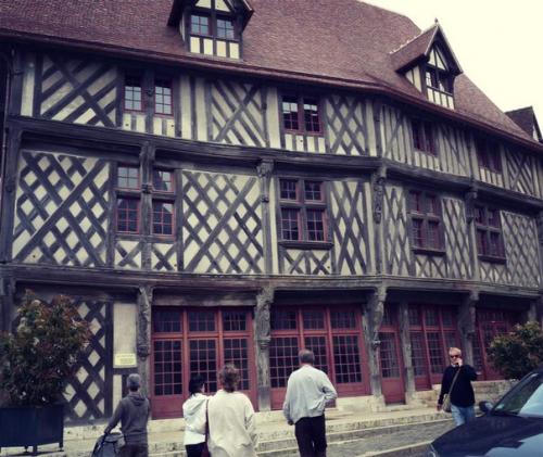 Старый город Шартра делится на две части - Верхний Город (вокруг собора) и нижний город (набережная реки эр. 06