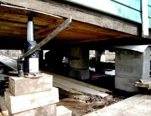 Мы поднимаем деревянный дом на домкратах для ремонта. 01