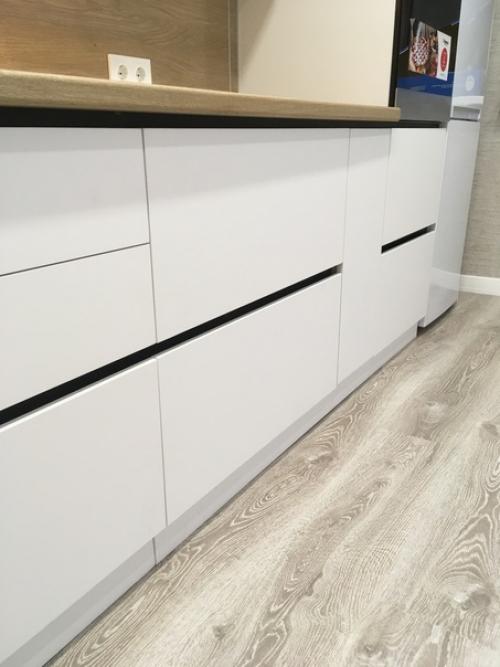 Белый гарнитур - светлое и уютное решение, делающее кухонную мебель визуально более легкой и создающее ощущение чистоты в комнате. 04