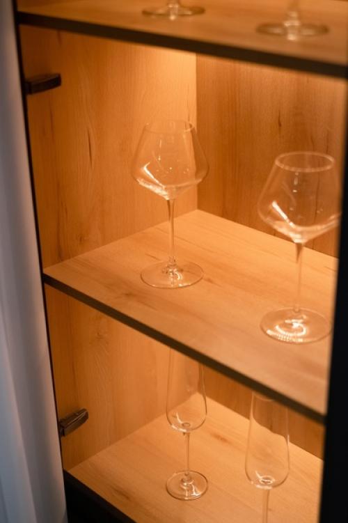 Идеальный форм-фактор для кухни загородного дома: нет навесных шкафов, мойка находится под окном, а вся техника встроена в пеналы. 07