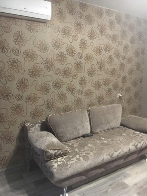 Идея для ремонта в небольшой однокомнатной квартире с продуманным зонированием спального места. 07