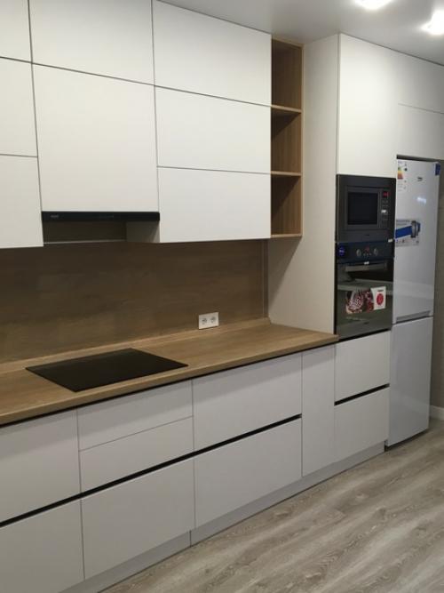 Белый гарнитур - светлое и уютное решение, делающее кухонную мебель визуально более легкой и создающее ощущение чистоты в комнате. 02