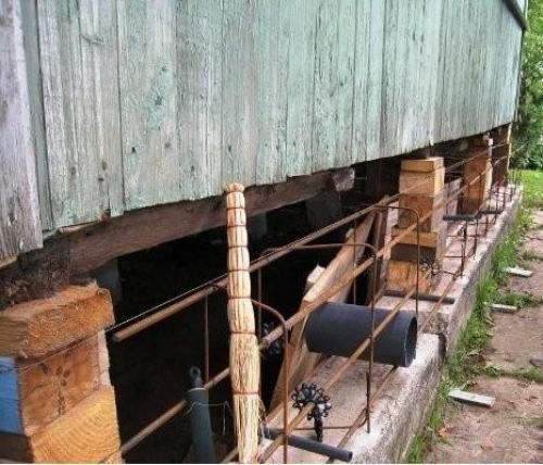 Мы поднимаем деревянный дом на домкратах для ремонта. 03