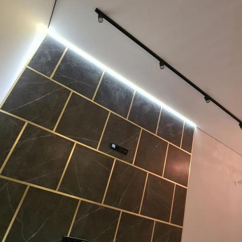 Подсветкой потолка иногда подчеркивают не весь периметр комнаты, а только одну, две или три стены. 05