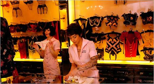 С этого дня мы решили понемногу рассказывать вам истории создания брендов нижнего белья. 01 С этого дня мы решили понемногу рассказывать вам истории создания брендов нижнего белья. 01