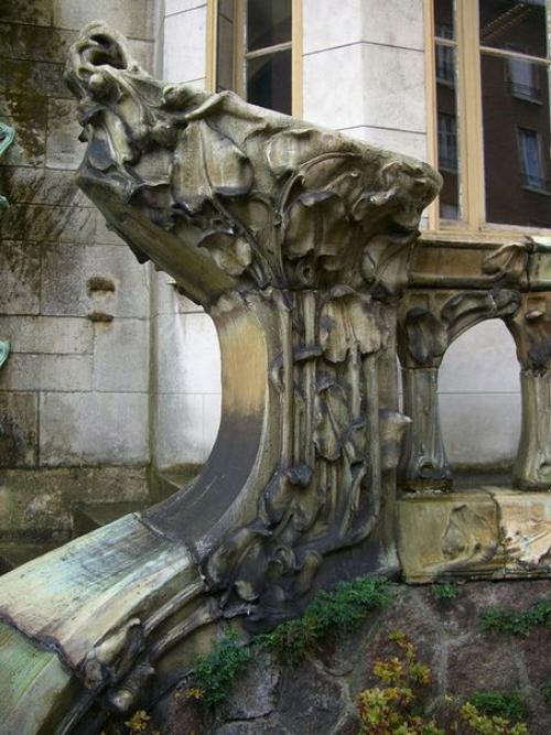 В 1898 году мажорель нанял Генри (Анри) саважа (1873 - 1932), молодого парижского архитектора для строительства собственного дома. 02