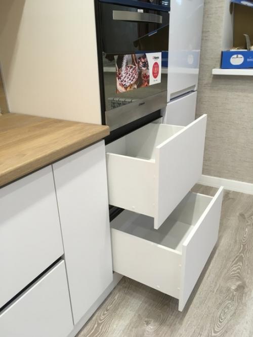 Белый гарнитур - светлое и уютное решение, делающее кухонную мебель визуально более легкой и создающее ощущение чистоты в комнате. 08