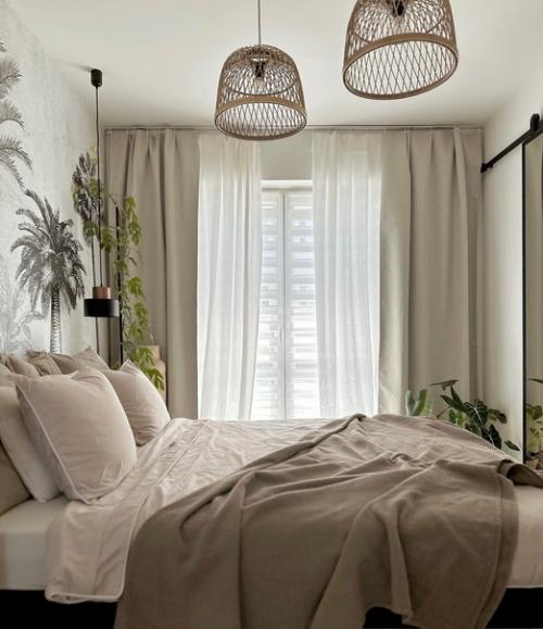 Уютная современная квартира с открытым балконом, зелеными растениями и плетеным декором. 08