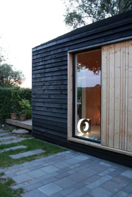 Небольшой деревянный частный дом в живописной местности расположен. 03