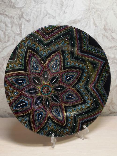 Сейчас очень популярной стала точечная роспись предметов интерьера. 01