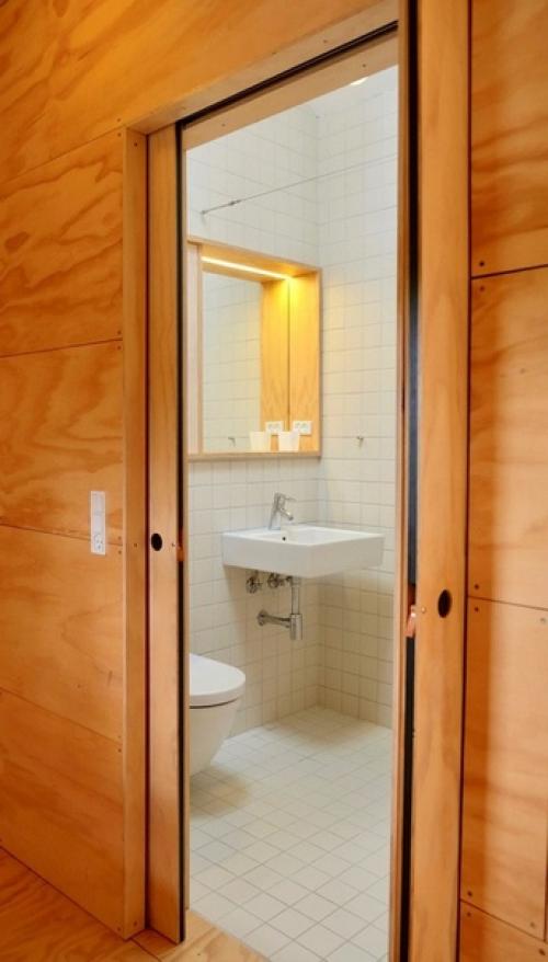 Небольшой деревянный частный дом в живописной местности расположен. 07