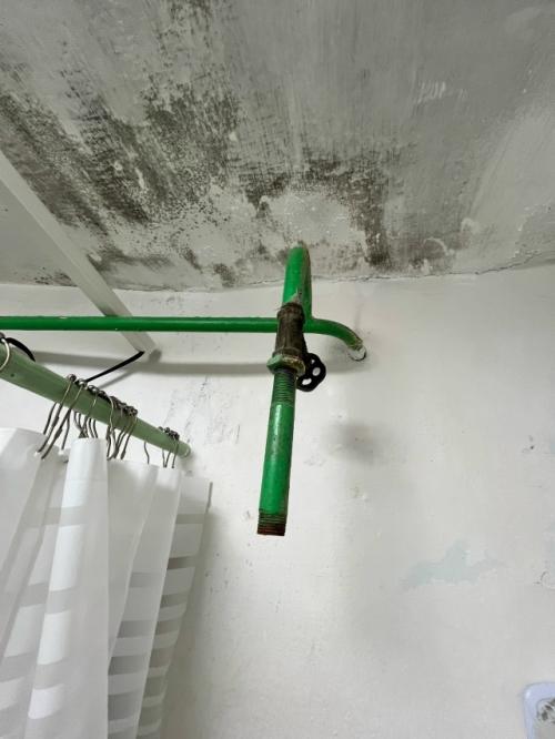 Мы недавно приобрели квартиру на верхнем этаже в старой Хрущевке без какого-либо ремонта. 01 Мы недавно приобрели квартиру на верхнем этаже в старой Хрущевке без какого-либо ремонта. 01