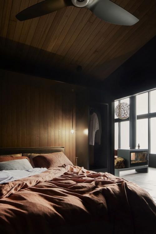 Дом был спроектирован со стеклянными стенами в основной гостиной и спальнях - чтобы максимально наслаждаться природой. 06