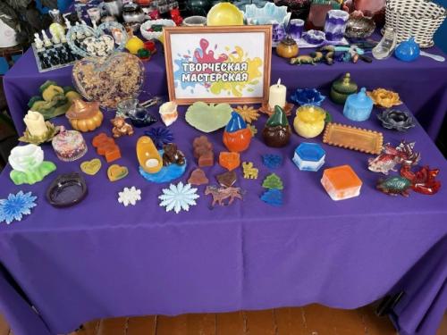 Почти в каждом доме небольшой деревни алтат теперь есть красивые изделия из смолы. 03