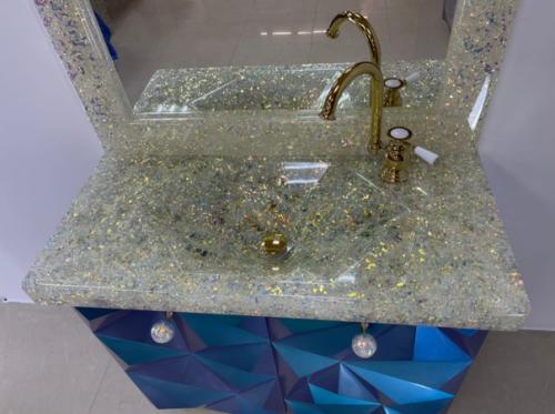 Как мы ни старались, но передать всю красоту игры блеска и цвета мишуры камере не удалось. 03