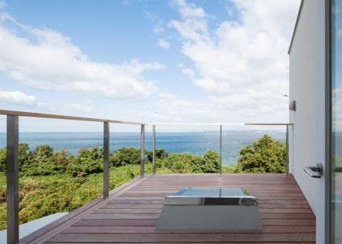 Дом на острове авадзи между островами Хонсю и Сикоку, недалеко от Осаки имеет деревянное крыльцо в форме дома. 03 Дом на острове авадзи между островами Хонсю и Сикоку, недалеко от Осаки имеет деревянное крыльцо в форме дома. 03