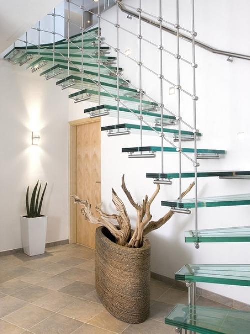Стекло - отнюдь не самый распространённый материал, используемый при строительстве лестниц. 05