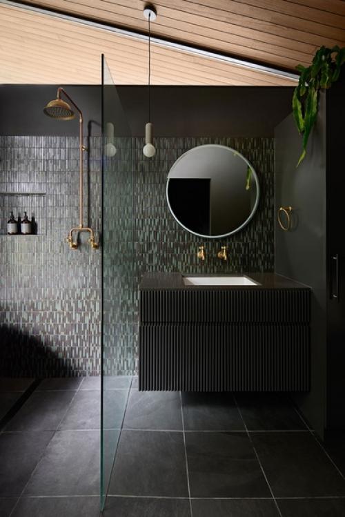 Дом был спроектирован со стеклянными стенами в основной гостиной и спальнях - чтобы максимально наслаждаться природой. 08