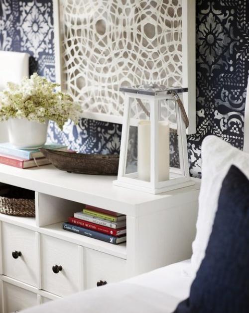 Хорошая идея - сделать одну из стен в спальне яркой, а остальные - однотонными. 01