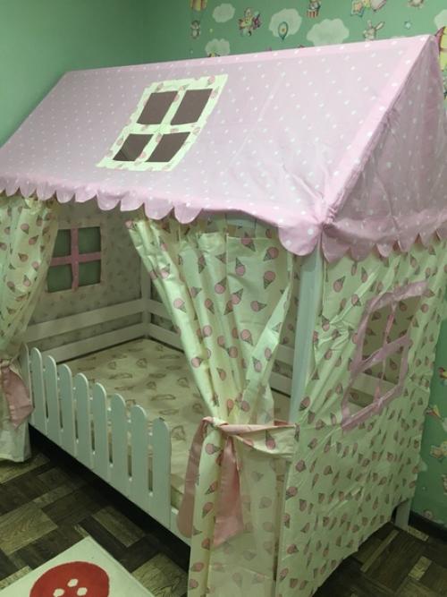 Интерьер в детской комнате у всех разный, но кроватка домик одинаково удачно впишется в любой из них! 02