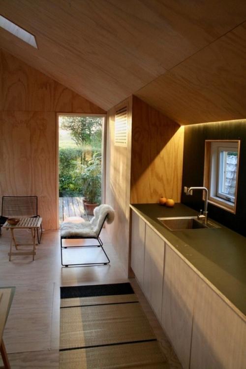 Небольшой деревянный частный дом в живописной местности расположен. 05