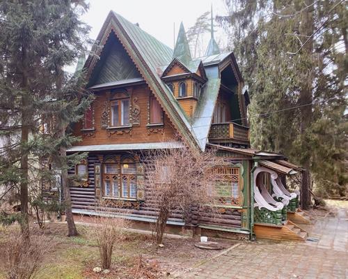 Российский фотограф Федор савинцев запечатлел непризнанные шедевры архитектуры - дачи в подмосковном поселке Кратово. 05