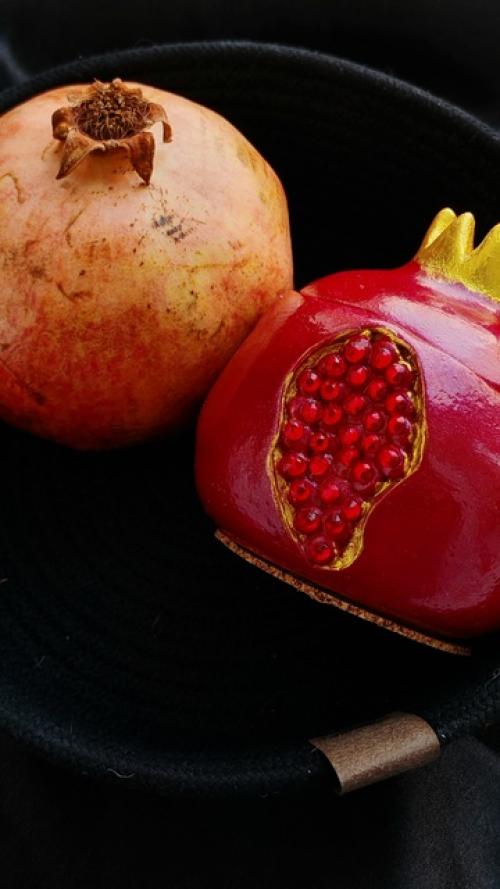 С радостью мы представляем вам ароматическую свечу Гранат. 05