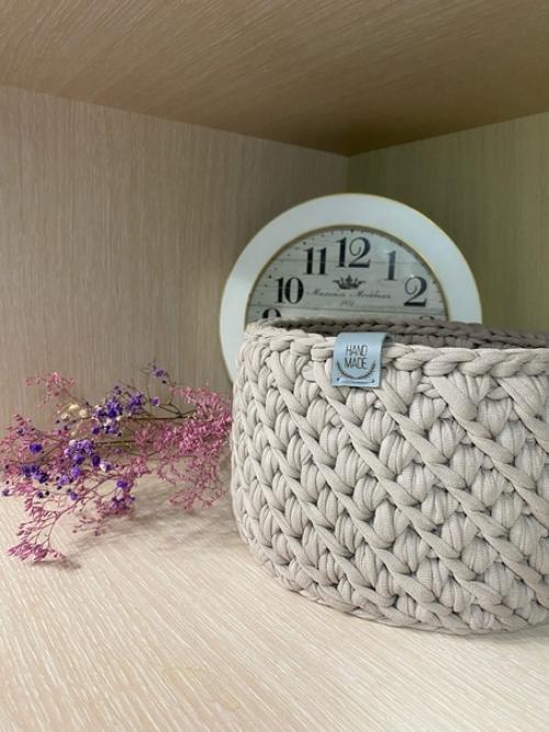 Вязанные корзины способны не только здорово украсить интерьер, но и сделать его крайне практичным и функциональным. 02