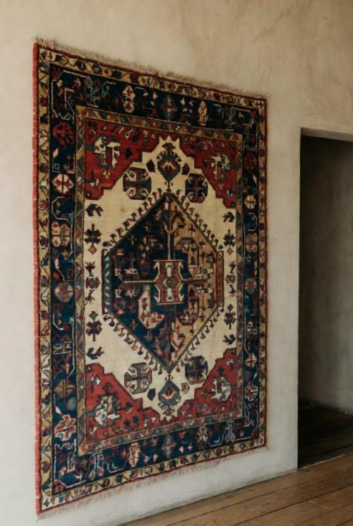 Ковер на стене в современном интерьере: возвращение тренда.

