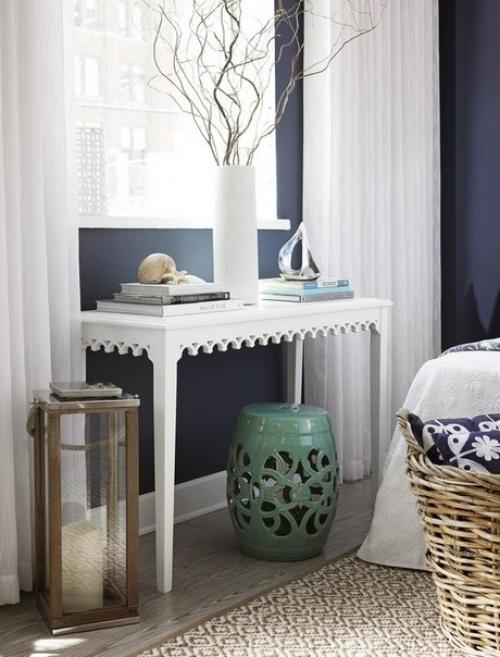 Хорошая идея - сделать одну из стен в спальне яркой, а остальные - однотонными. 04