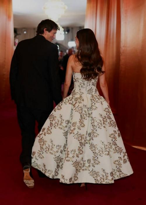 Мила кунис и Эштон кутчер вернулись на красную дорожку золотого глобуса 2026. 01