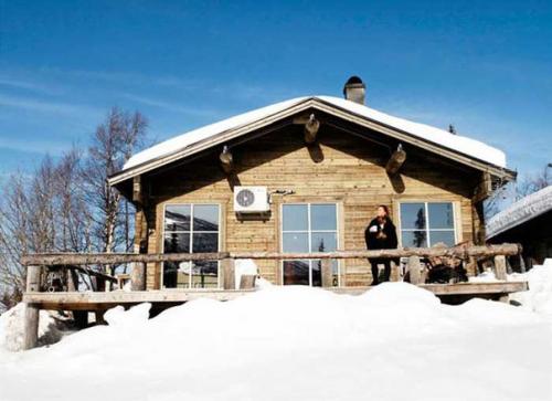 Это небольшой деревянный дом в одном из горнолыжных курортов Швеции подкупает своей уютной компактностью и фирменным скандинавским стилем. 07