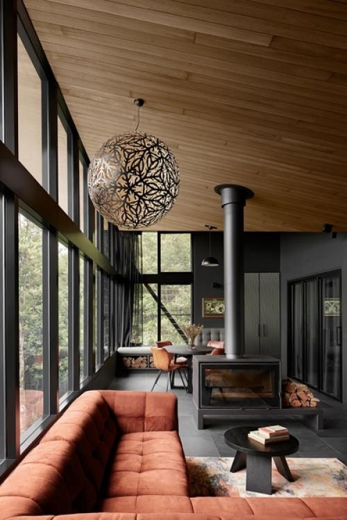 Дом был спроектирован со стеклянными стенами в основной гостиной и спальнях - чтобы максимально наслаждаться природой. 04