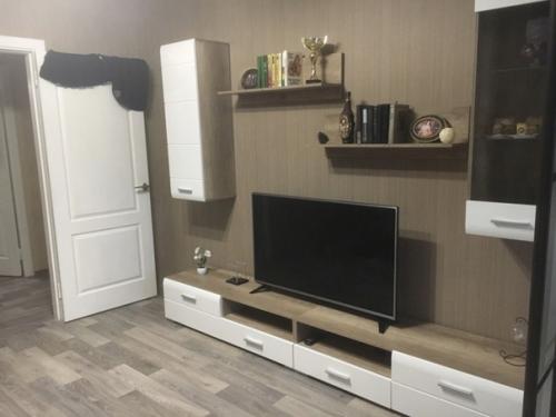 Идея для ремонта в небольшой однокомнатной квартире с продуманным зонированием спального места. 03