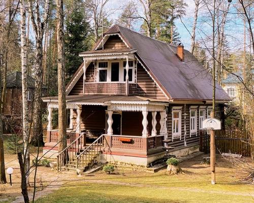 Российский фотограф Федор савинцев запечатлел непризнанные шедевры архитектуры - дачи в подмосковном поселке Кратово. 06