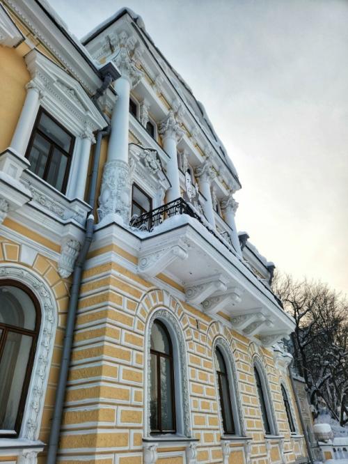 История пермского края с древнейших времён до конца прошлого века компактно упакована в одном из красивейших особняков старой Перми - доме Мешкова. 09