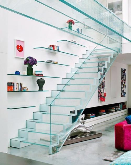 Стекло - отнюдь не самый распространённый материал, используемый при строительстве лестниц. 07