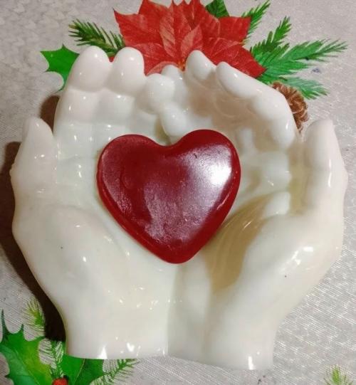 Почти в каждом доме небольшой деревни алтат теперь есть красивые изделия из смолы. 01