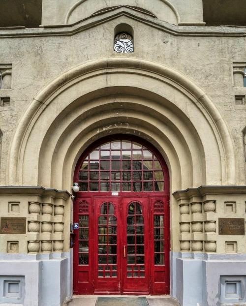 Рыцарский замок снаружи, русский терем внутри: доходный дом Анастасии Заварской. 01