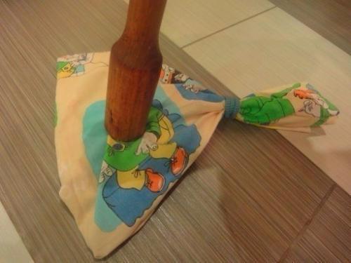 Мы декорируем бутылки с помощью крашенной соли гуашью? 03