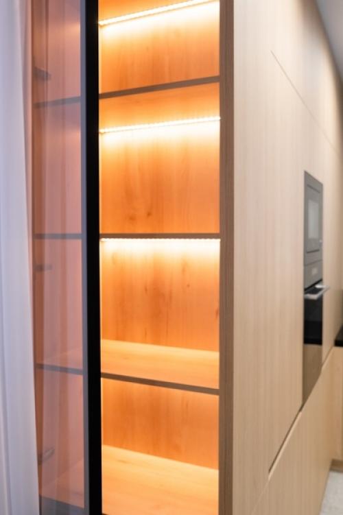 Идеальный форм-фактор для кухни загородного дома: нет навесных шкафов, мойка находится под окном, а вся техника встроена в пеналы. 03